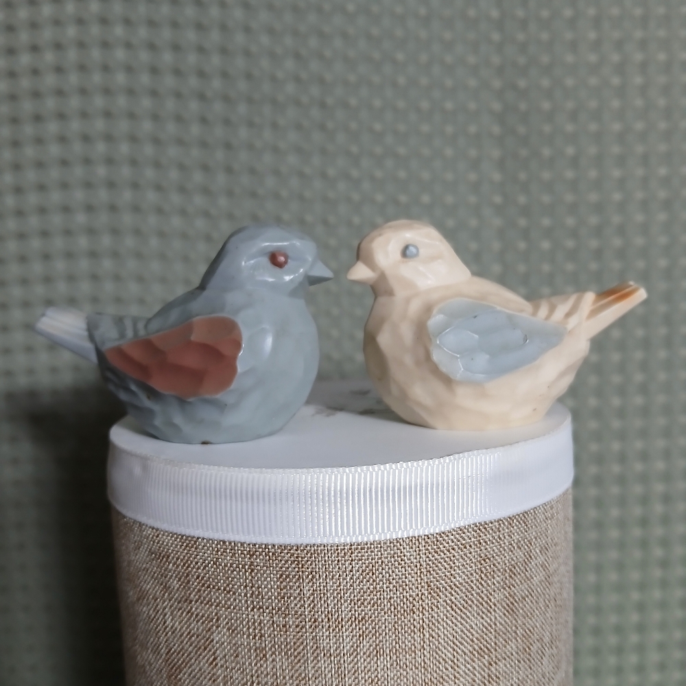 Avon salt pepper  shakers vintage Ceramic Bird Figurines - Gray and Cream